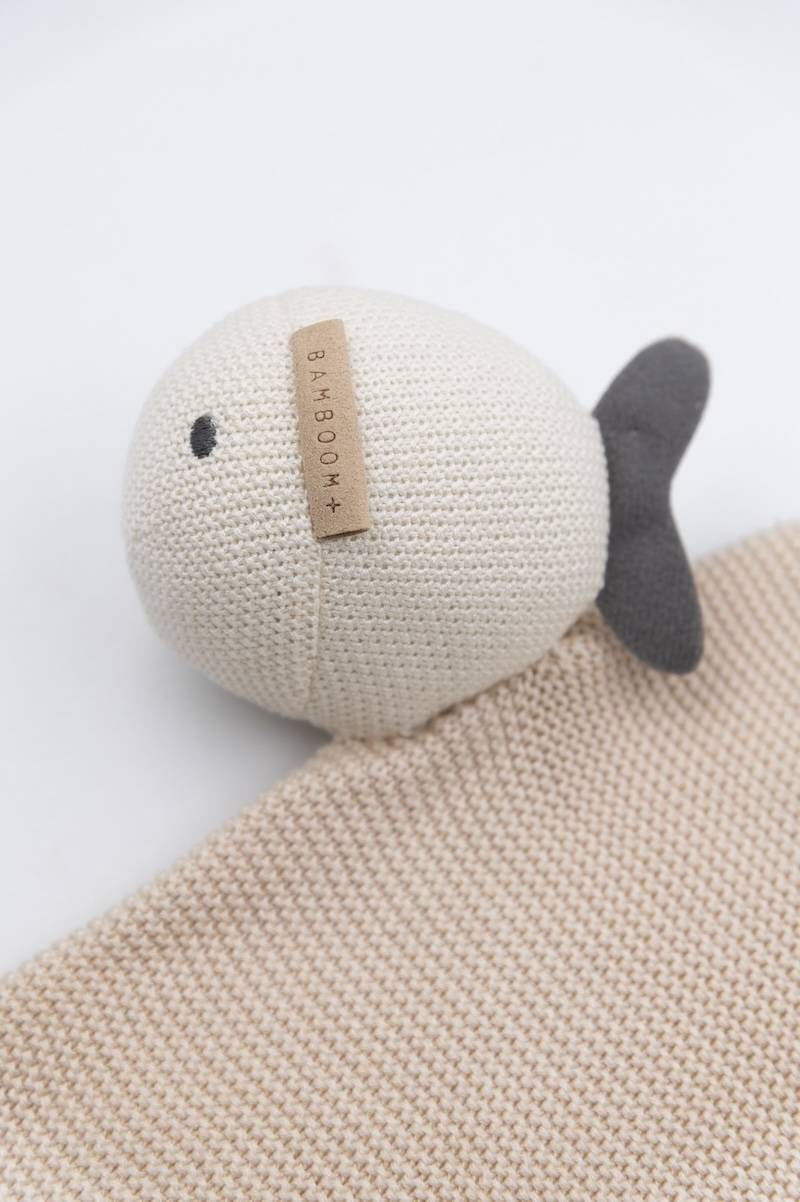 Doudou tricoté Fish | Birch Sand - SMART Babyshop - Bamboom